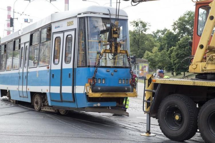 Kolizja na Żmigrodzkiej. Motorniczy nie zauważył samochodu