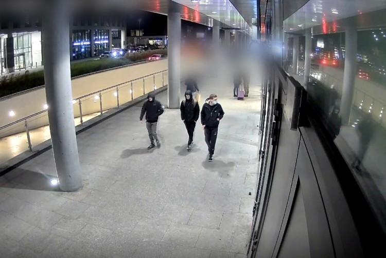 Policja szuka mężczyzn ze zdjęcia. Szli koło Wroclavii