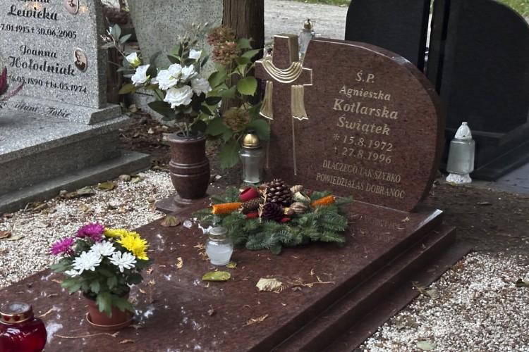 Ten grób przypomina o zbrodni sprzed lat. Zamordowana miss spoczywa na Grabiszynie
