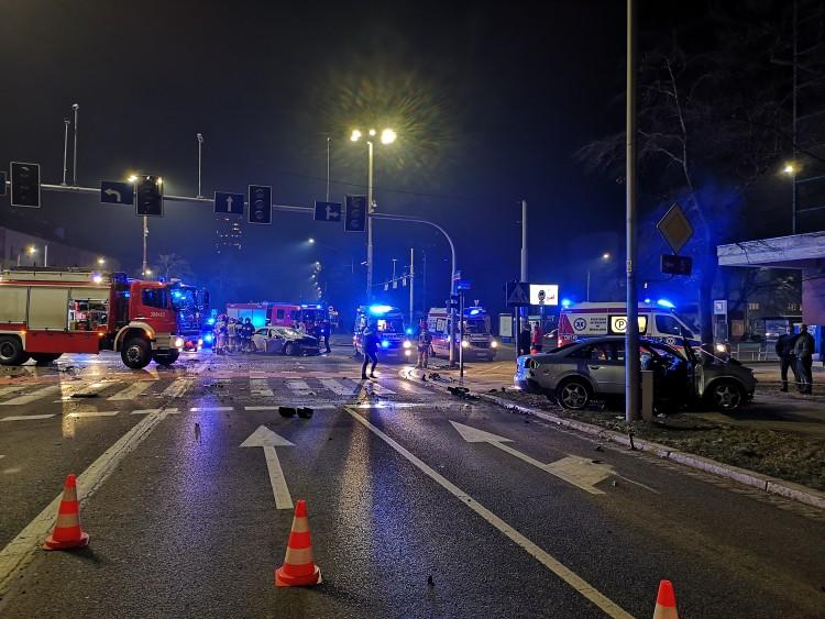 Wypadek na dużym skrzyżowaniu. Kilka osób ciężko rannych [ZDJĘCIA]
