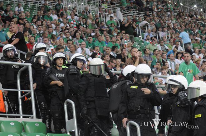 Wrocławscy policjanci pojechali do Czarnogóry ochraniać kibiców Śląska