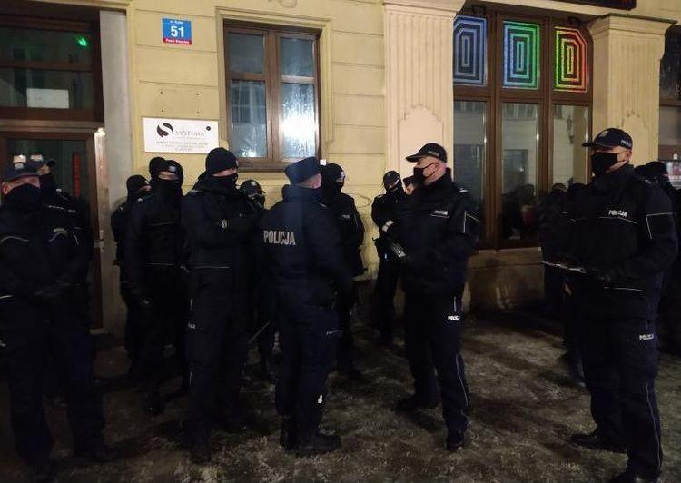 Kluby otwarte mimo zakazu. Policjanci wylegitymowali kilkanaście osób