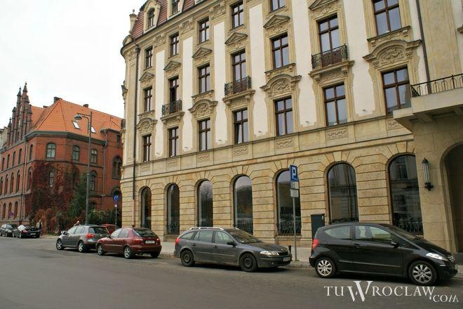 Zmiany w parkowaniu na dwóch ulicach w centrum. Straż miejska odholuje źle zaparkowane auta