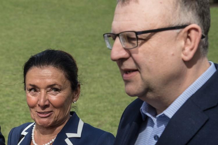 Ujazdowski za Chybicką. Nowy kandydat na prezydenta Wrocławia wręczył jej kwiaty [ZDJĘCIA]