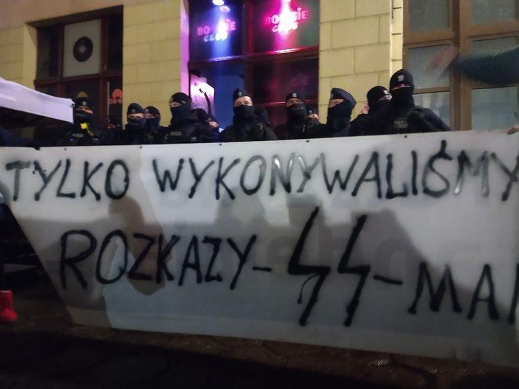 Policja zablokowała wejścia do klubów. „Wpuście ich, by wsparli przedsiębiorców” [ZDJĘCIA]
