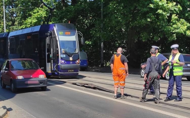 Wrocław: Znów rollercoaster na Podwalu. Szyna wygięła się od gorąca