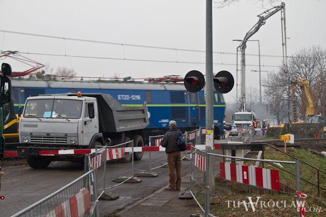 Przejazd kolejowy po remoncie. Dwie linie autobusowe wracają na stałe trasy