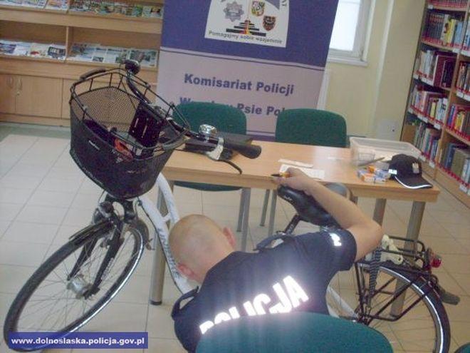 Wrocławscy policjanci w bibliotece... znakowali rowery