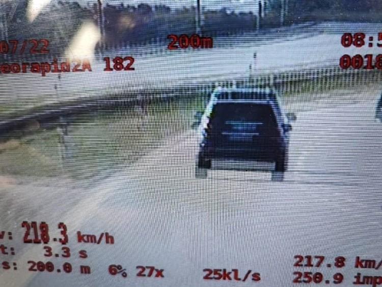 Kierowca mercedesa jechał 220 km/h. Zauważyli go policjanci