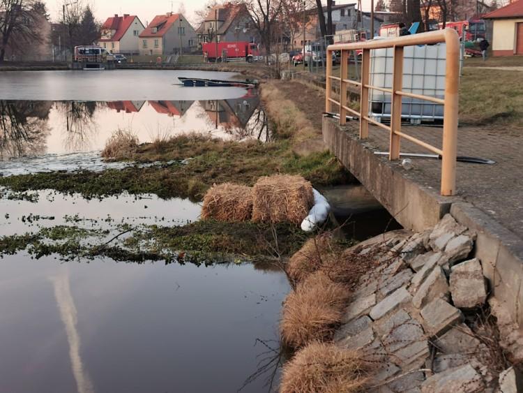 Skażenie potoku i zbiornika retencyjnego. Lokalny zakład pod lupą inspektorów