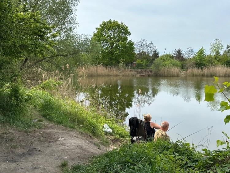 Zapomniane stawy obok lotniska - idealne miejsce na piknik i łowienie ryb