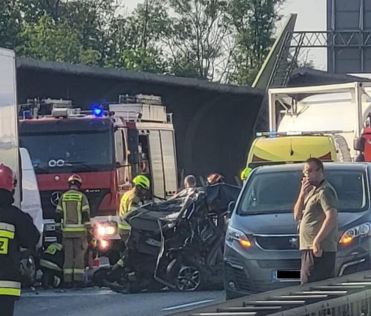 Karambol na AOW. Zderzyło się sześć pojazdów, cztery osoby są ranne
