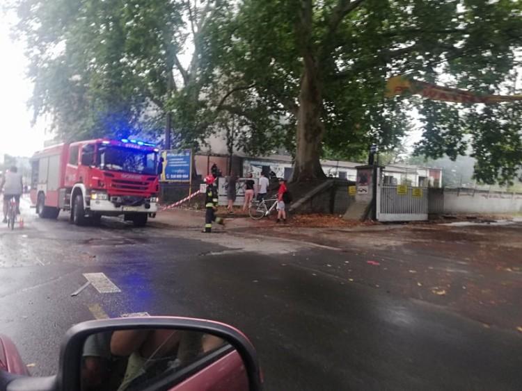 Duży pożar na Przedmieściu Oławskim. Dym widoczny z wielu miejsc [ZDJĘCIA]