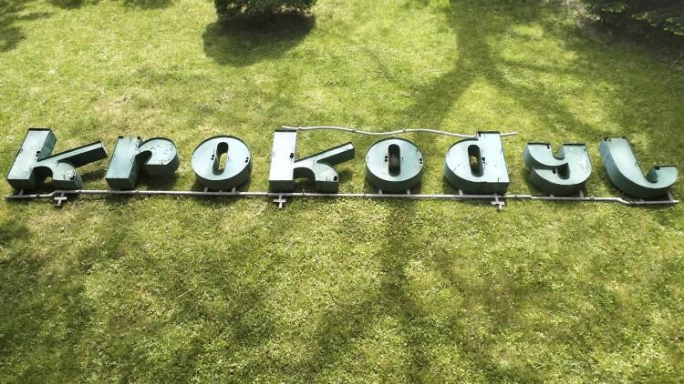 Kultowy neon Krokodyl znaleziono w śmieciach. Zaświeci w Galerii Neonów?