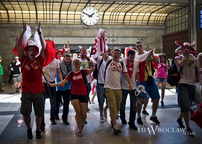 Tysiące kibiców i ponad 300-metrowy pociąg na Dworcu Głównym PKP podczas Euro 
