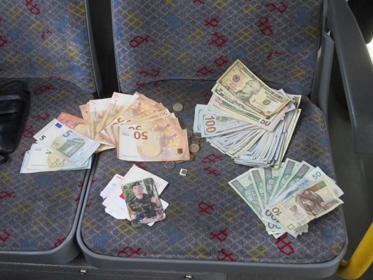 Niecodzienna zguba w autobusie MPK. Kierowca znalazł kilka tysięcy dolarów!
