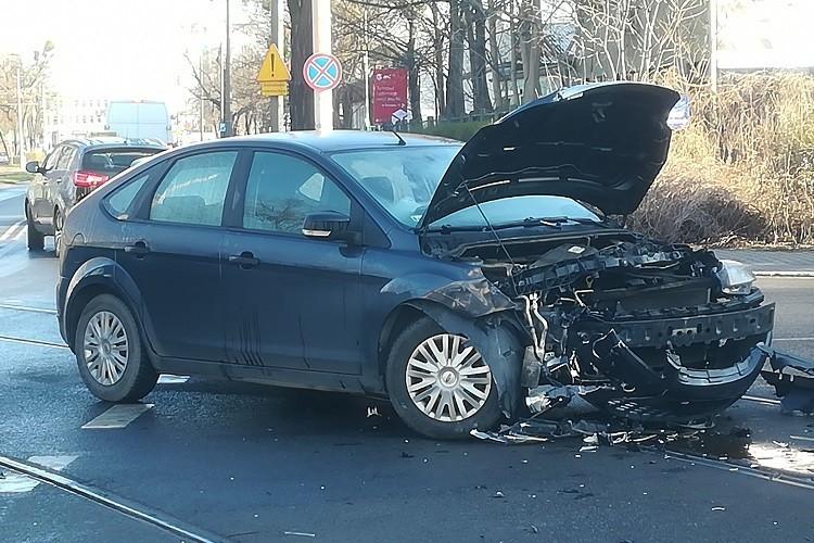 Utrudnienia w dojeździe do centrum po wypadku trzech aut