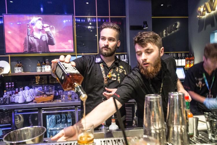 Gitary roztrzaskane! Wrocławska Hard Rock Cafe oficjalnie otwarta [ZDJĘCIA]