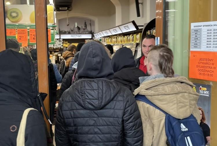 Jedyna Biedronka czynna w sylwestra przeżywa oblężenie