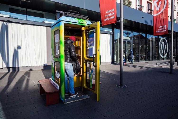 Na rogu Świdnickiej i Kazimierza stanął BücherboXX [ZDJĘCIA]