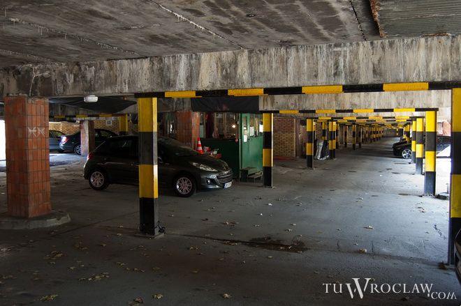 Parking pod wrocławskim Manhattanem zamknięty. A „sedesowce” wciąż czekają na remont