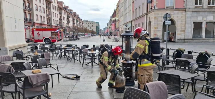 Pożar na wrocławskim Rynku. Zapalił się parasol grzewczy
