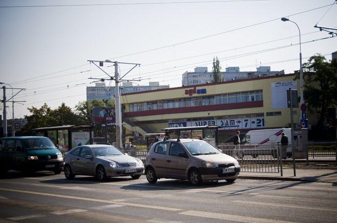 Kierowca samochodu dostawczego wjechał w przystanek i uszkodził sygnalizację świetlną
