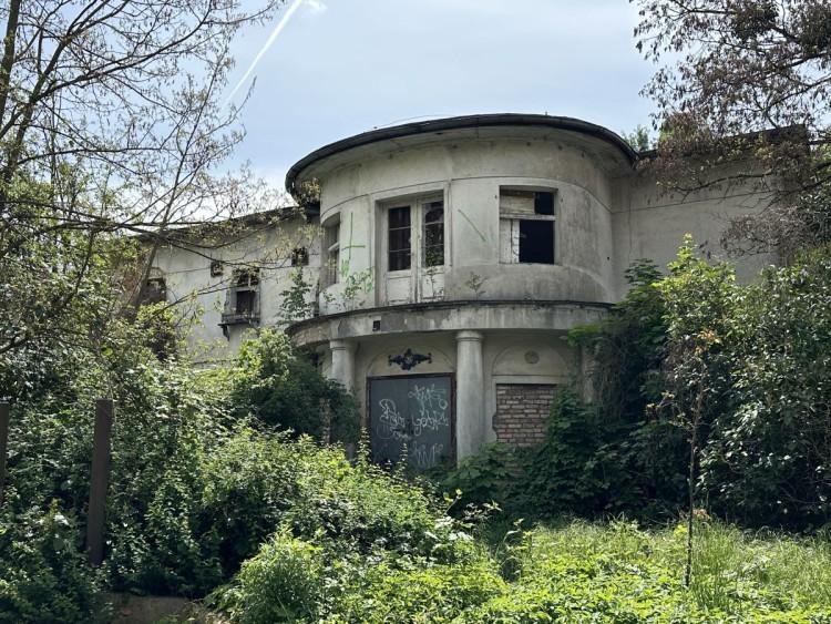 Opuszczona willa na Żernikach niszczeje. A ma bogatą historię