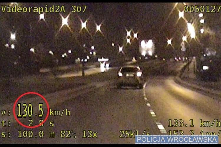 130 km/h w centrum Wrocławia. Wyprzedził policjantów