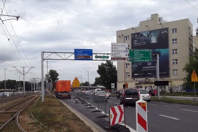 Ogromne korki w centrum. Powód? Sprzątanie po estakadzie [ZDJĘCIA]
