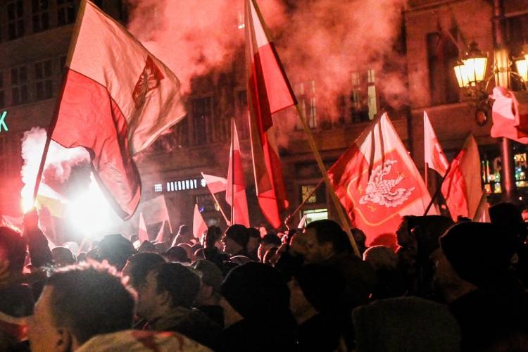 Wrocław: blokada nie zatrzymała marszu z okazji 11 listopada. „Nie wszystkim podoba się nasza niepodległość” [ZDJĘCIA, WIDEO]