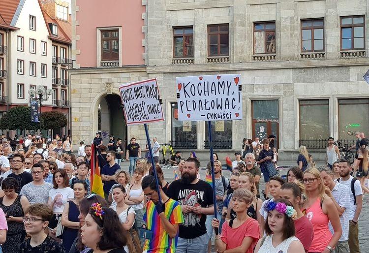 Łańcuch Światła. Wrocławianie protestowali przeciwko nienawiści [ZDJĘCIA]