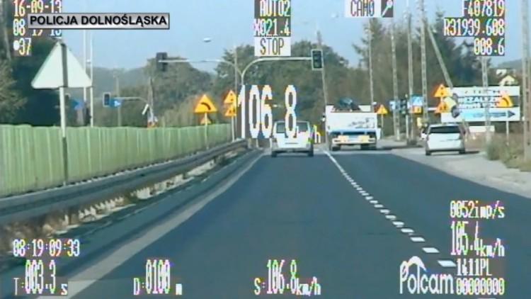 Pędził 110 km/h w terenie zabudowanym, stracił prawo jazdy (ZOBACZ FILM)