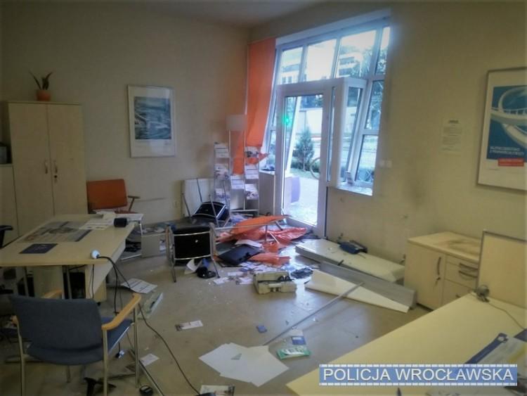 27-letni wrocławianin w szale zdemolował biuro [ZDJĘCIA]
