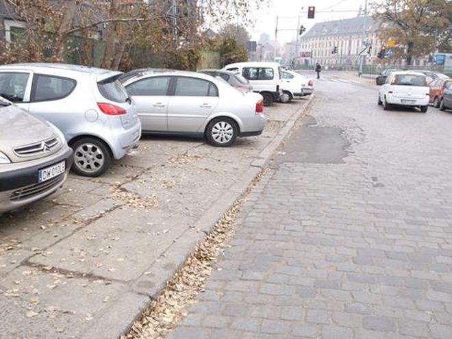 Straż miejska ostrzega kierowców, by na uliczce w centrum Wrocławia parkowali inaczej