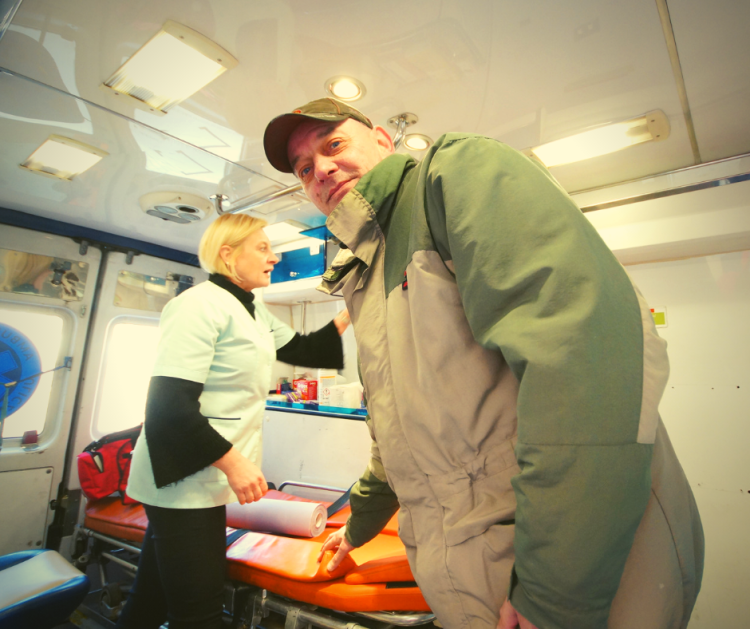 Ambulans uliczny przed łaźnią dla bezdomnych. Będzie przyjeżdżał regularnie [ZDJĘCIA]