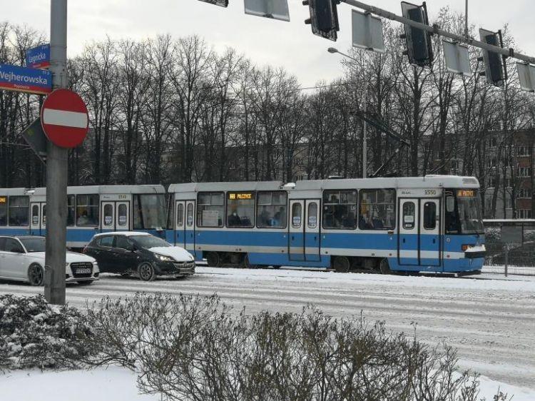 Wrocław: Sezon grzewczy w MPK. Zimno? Trzeba zgłosić motorniczemu lub kierowcy