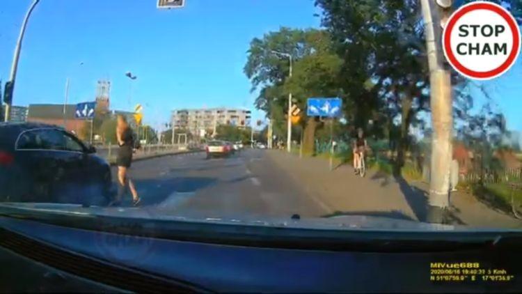 Młoda kobieta cudem uniknęła potrącenia na przejściu dla pieszych [WIDEO]
