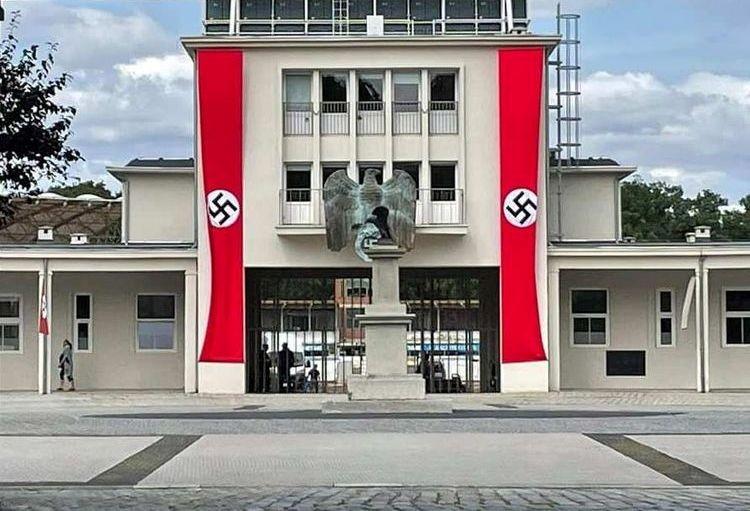 Na Stadionie Olimpijskim zawisły swastyki. O co chodzi? [ZDJĘCIA]