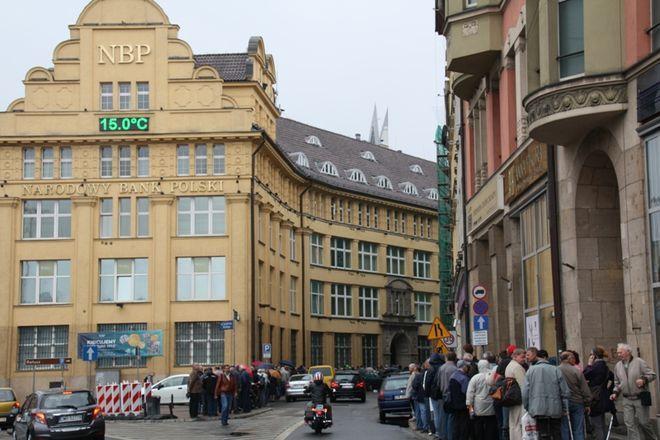 Gigantyczna kolejka do jednego z budynków przy ulicy Ofiar Oświęcimskich