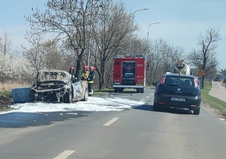 Wrocław: Pożar auta na ruchliwej ulicy. Utrudnienia w ruchu