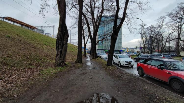 Wrocław: Ścieżka przy dworcu cała w błocie. 