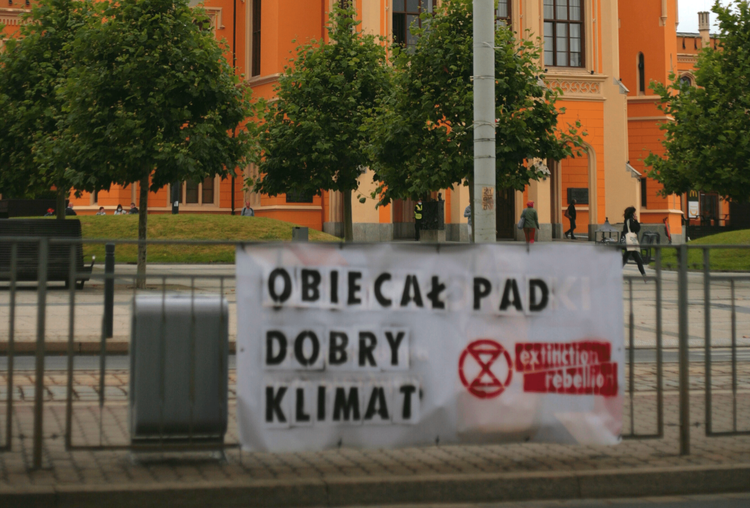 Aktywiści klimatyczni piszą do Andrzeja Dudy. „Nie pozwolimy Ci zapomnieć o Twoich obietnicach” [ZDJĘCIA]