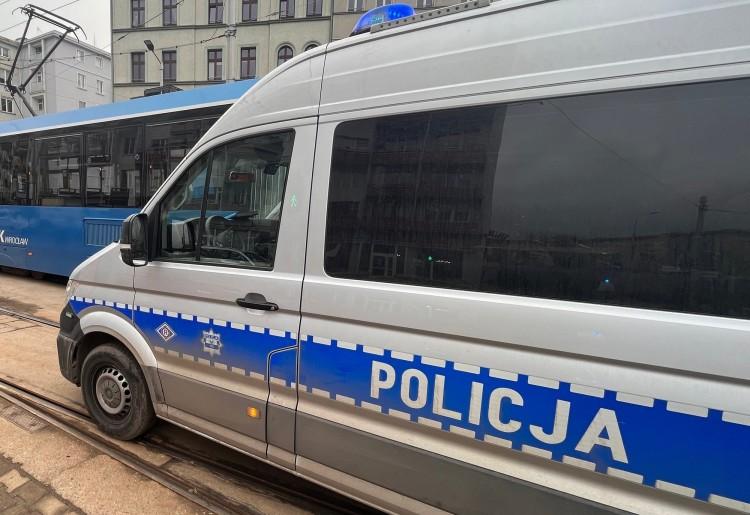 Wrocław: Wypadek na Klecińskiej. Kierowca uderzył w bariery i uciekł