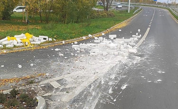 Uwaga kierowcy! Betonowe bloczki porozrzucane na Krakowskiej