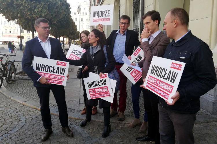 „Uchwały w trybie wyborczym”. Michalak krytykuje magistrat za brak przejrzystości i pośpiech