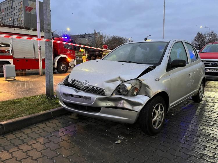 Wypadek busa i wozu strażackiego we Wrocławiu. Trzy osoby ranne