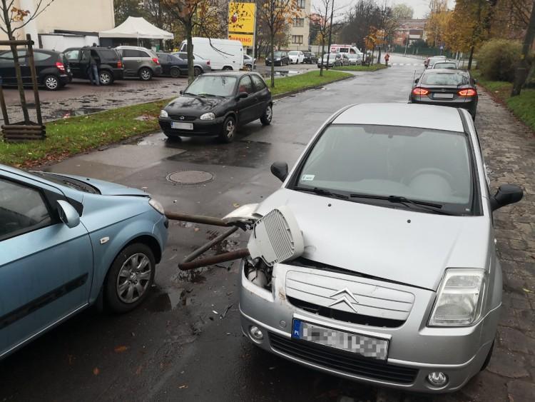Lampa uliczna spadła na jezdnię. Uszkodziła dwa samochody [ZDJĘCIA]