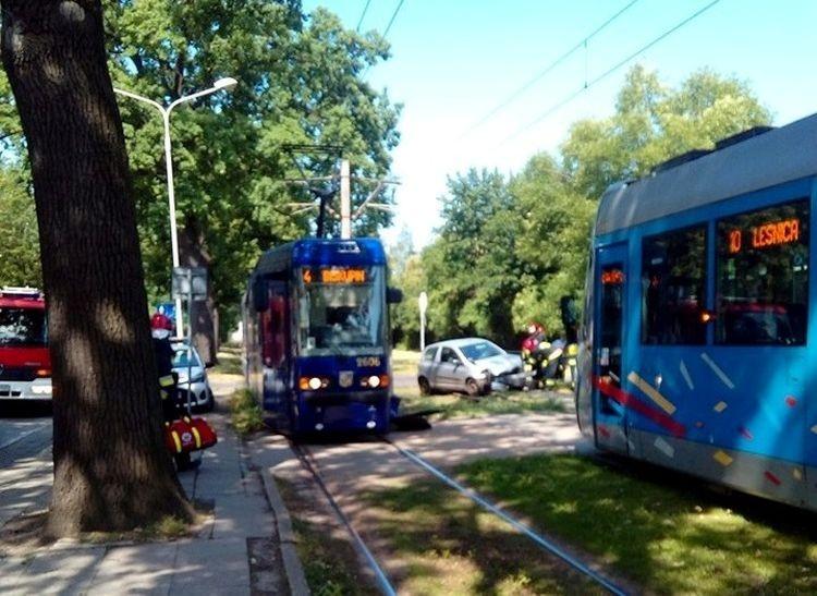 Kolizja samochodu z tramwajem na Olszewskiego