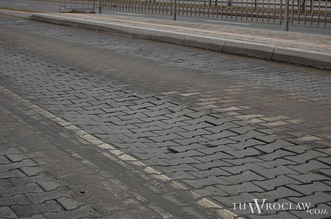 Zapada się bruk na buspasie przebudowanej ulicy Strzegomskiej